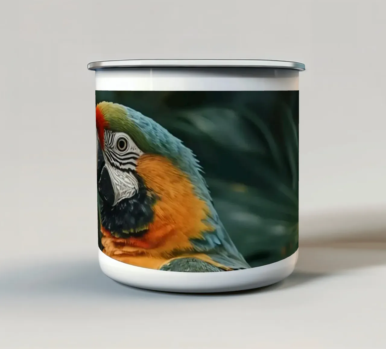 Ara appollaiata su un ramo con sfondo di fogliame tazza in smalto da DesignDoodle