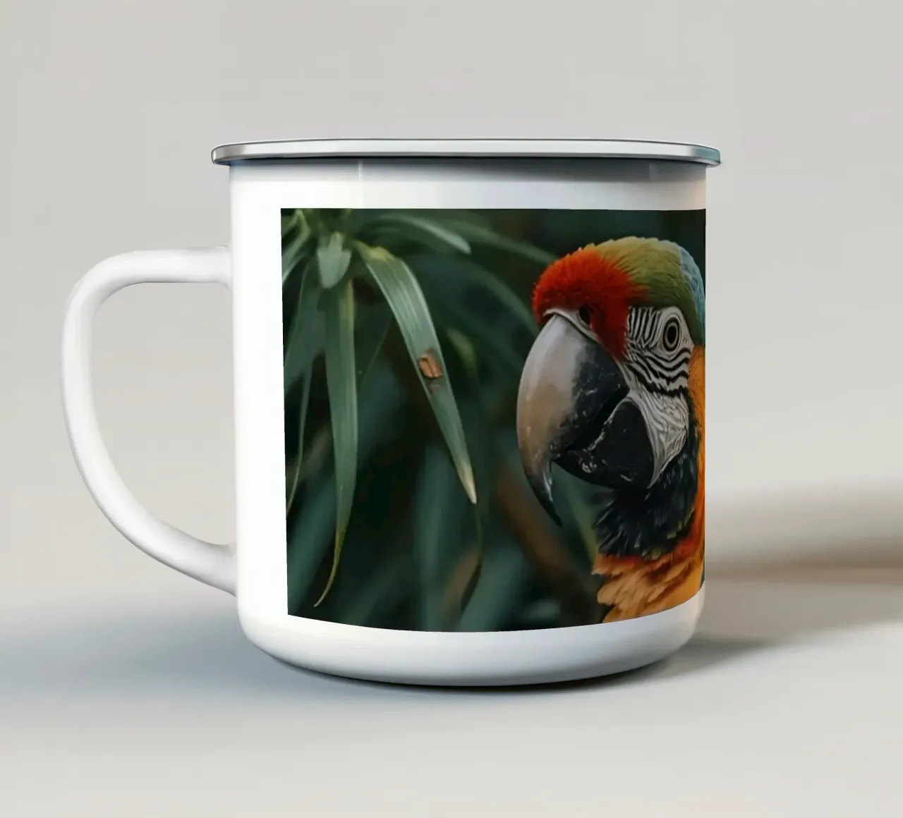 Ara appollaiata su un ramo con sfondo di fogliame tazza in smalto da DesignDoodle