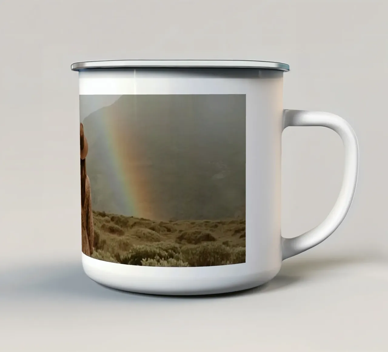 Donna che cammina verso l'arcobaleno in un paesaggio collinare tazza in smalto da DesignDoodle