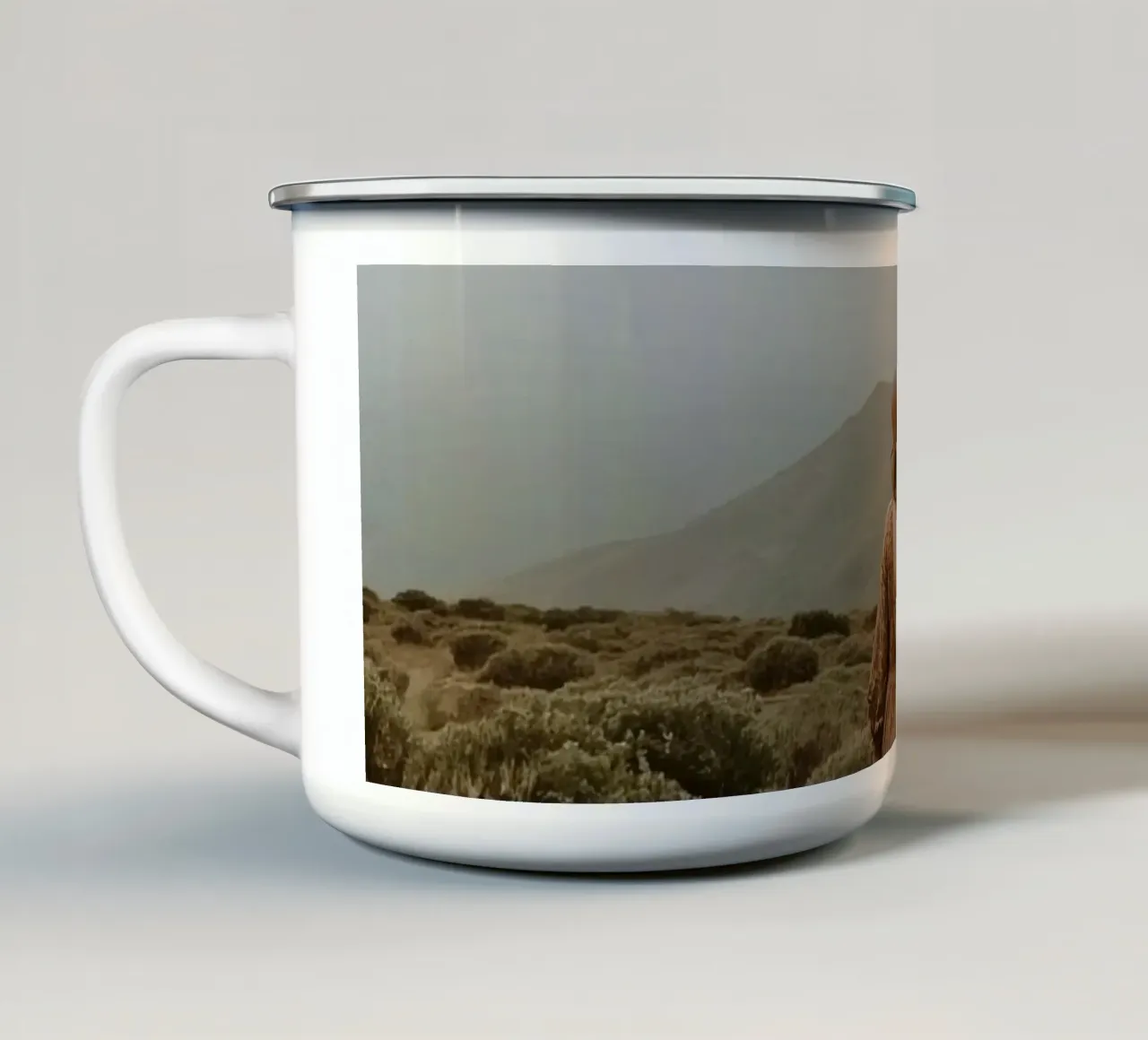 Donna che cammina verso l'arcobaleno in un paesaggio collinare tazza in smalto da DesignDoodle