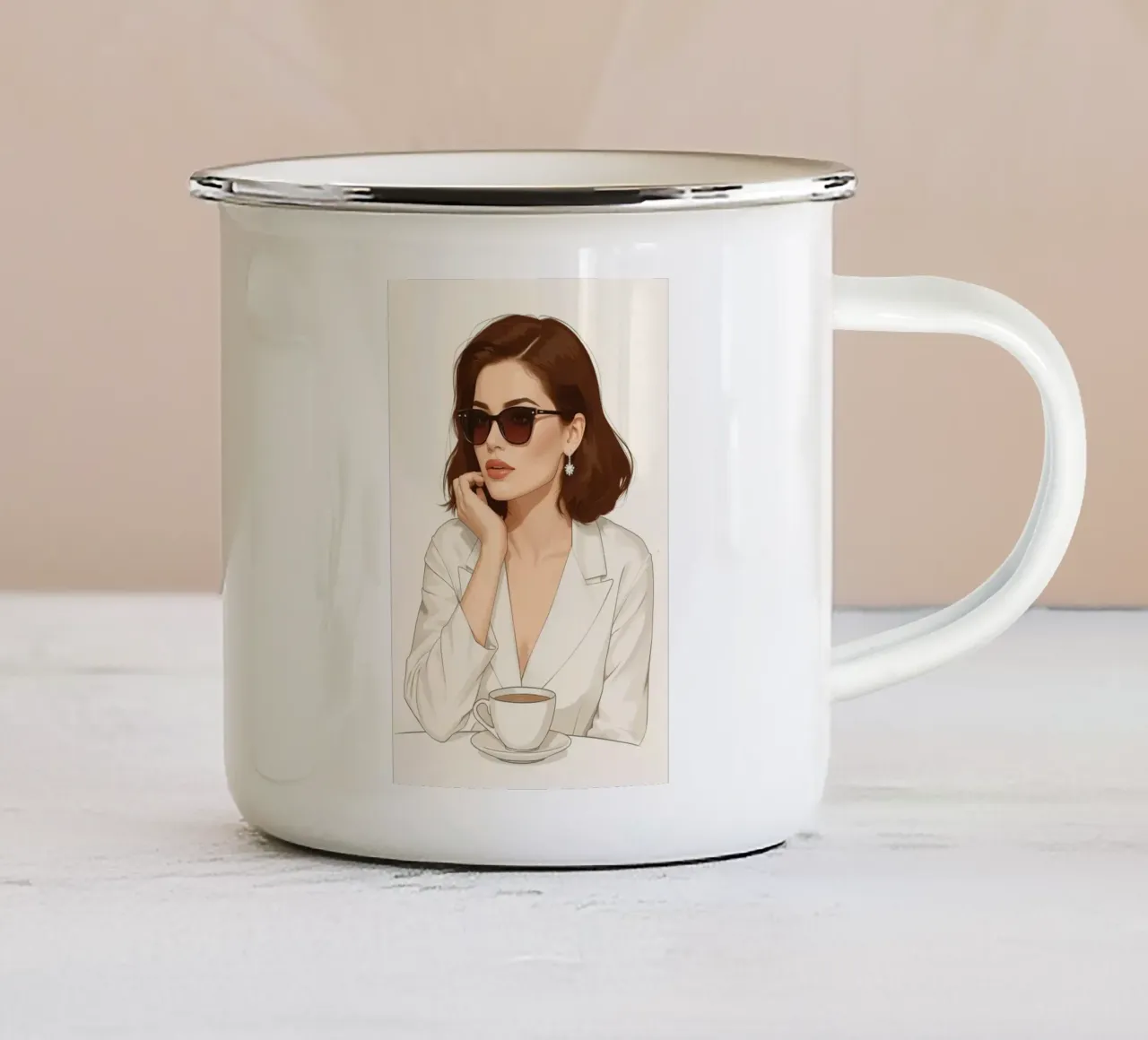 Donna con occhiali da sole, blazer e caffè illustrazione tazza in smalto da DesignDoodle