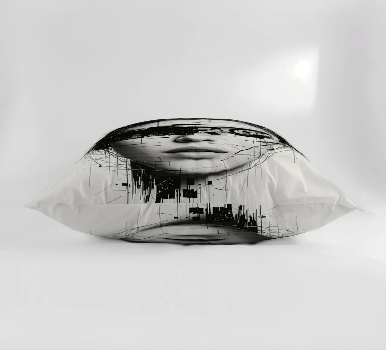 Volto di donna con linee astratte e sovrapposizione di errori cuscino da DesignDoodle