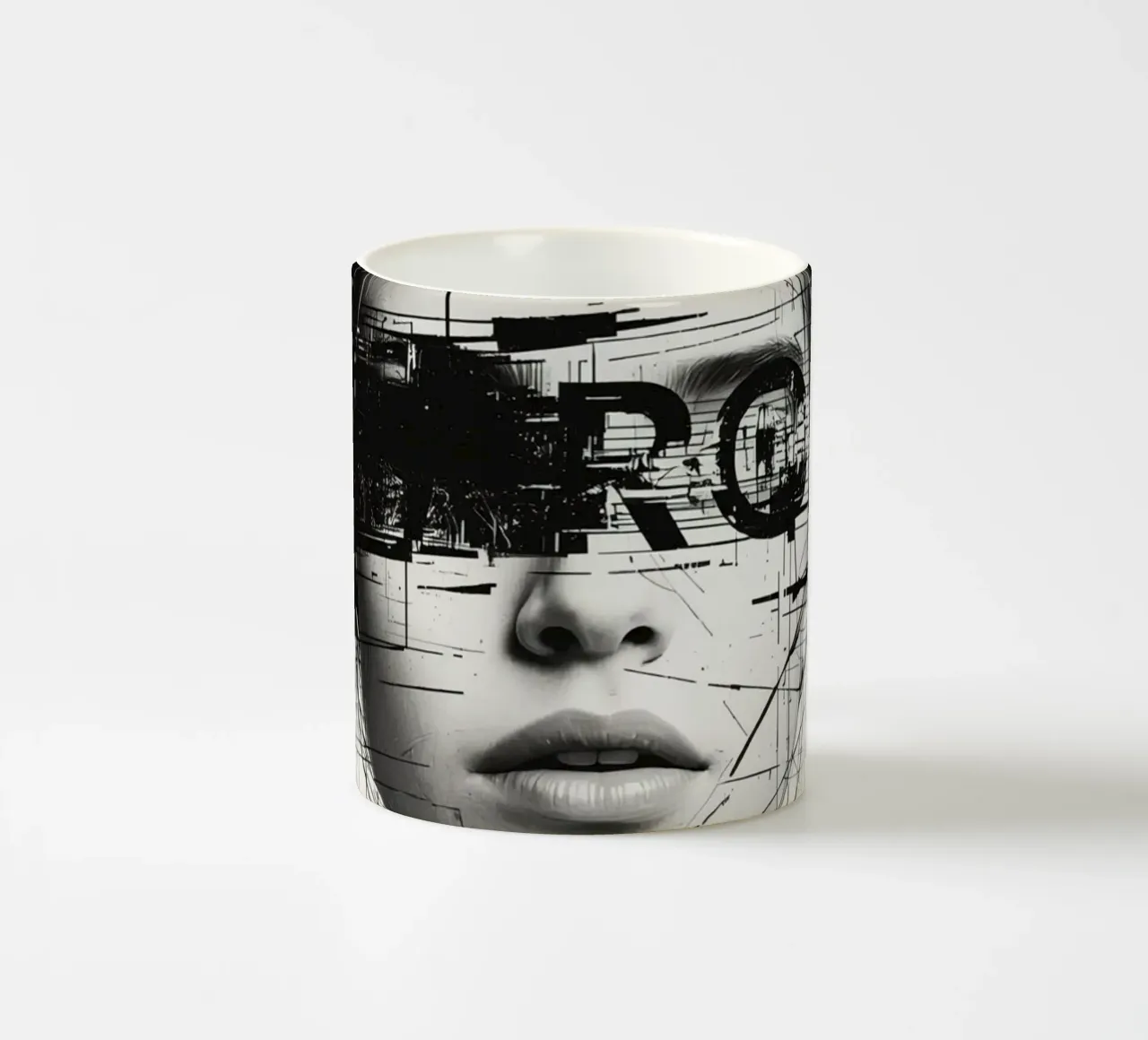 Volto di donna con linee astratte e sovrapposizione di errori tazza in ceramica da DesignDoodle