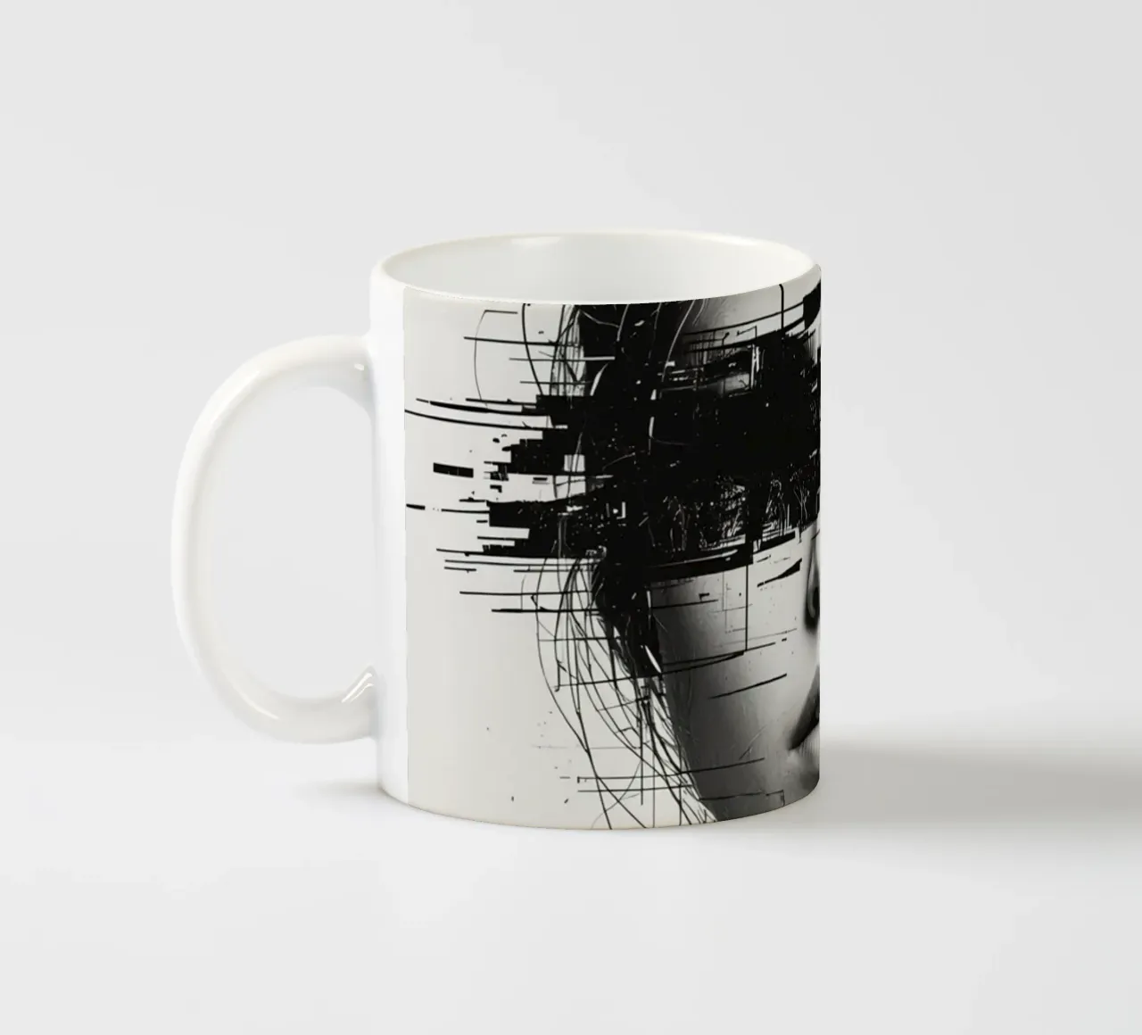 Volto di donna con linee astratte e sovrapposizione di errori tazza in ceramica da DesignDoodle