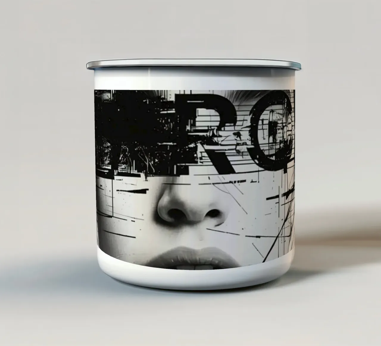 Volto di donna con linee astratte e sovrapposizione di errori tazza in smalto da DesignDoodle