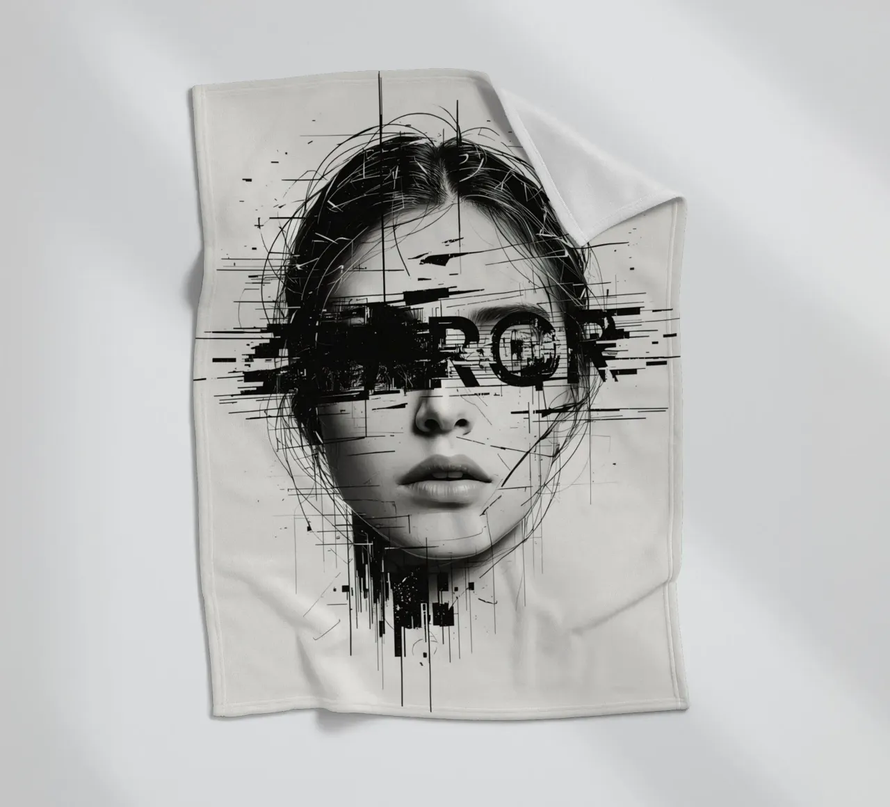 Volto di donna con linee astratte e sovrapposizione di errori coperta in pile da DesignDoodle