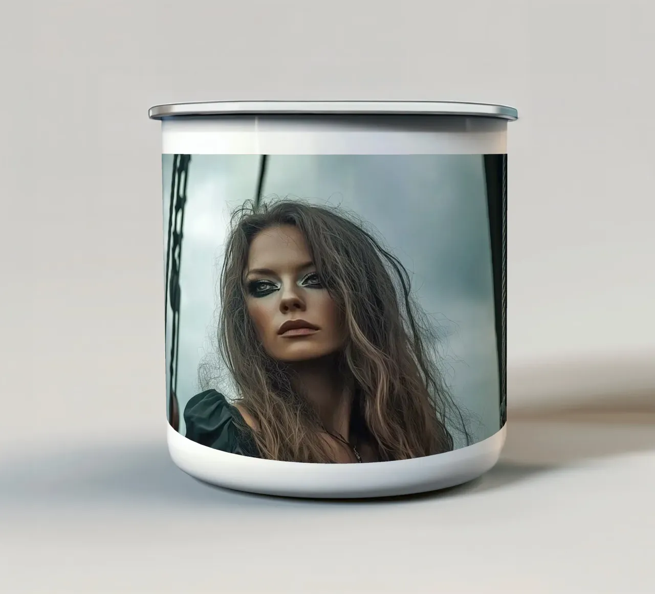 "Gothic Elegance Afloat" tazza in smalto da Synthaira