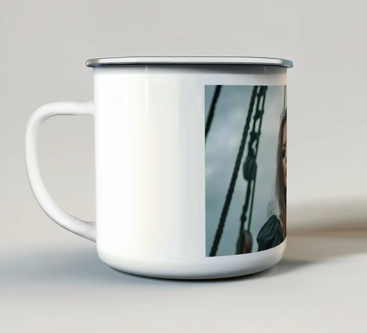 "Gothic Elegance Afloat" tazza in smalto da Synthaira