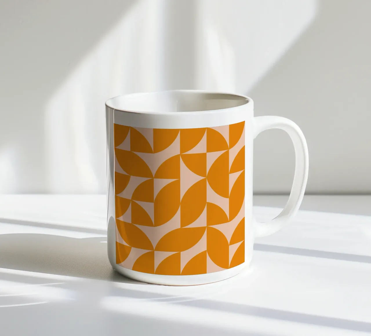 A fette in arancione tazza in ceramica da MirimoArt
