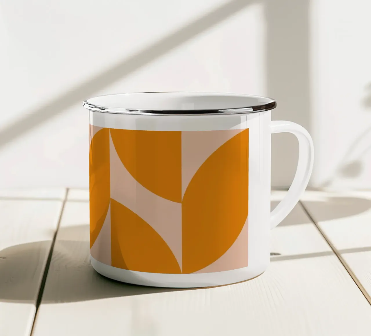 A fette in arancione tazza in smalto da MirimoArt