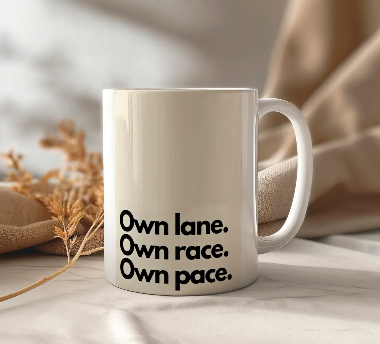 "Own lane. Own race. Own pace." tazza in ceramica da Type & Tape