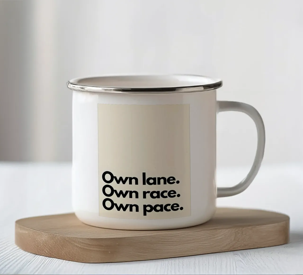 "Own lane. Own race. Own pace." tazza in smalto da Type & Tape
