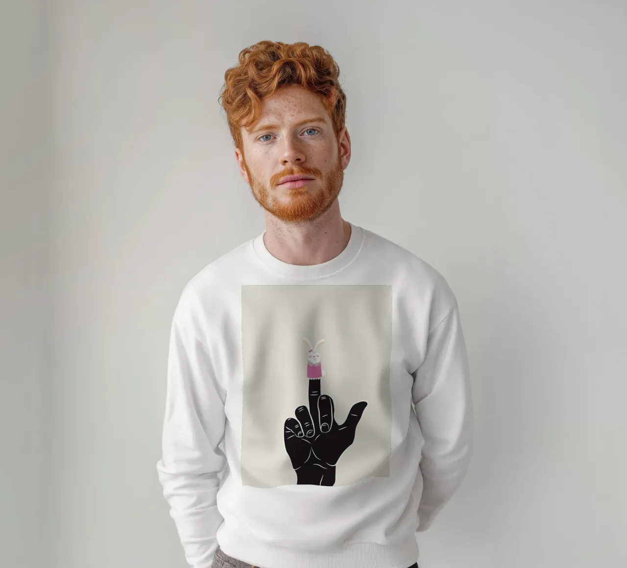 di una mano con il pupazzo da dito di un coniglietto felpa da dan band