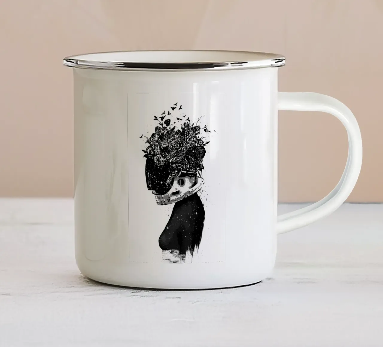 Astronaut Girl tazza in smalto da Balazs Solti