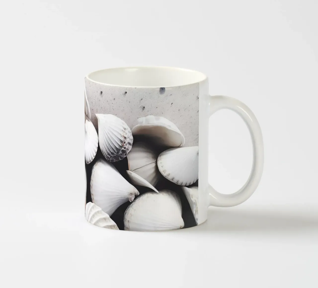Shells On The Beach Keramik Tasse von treechild