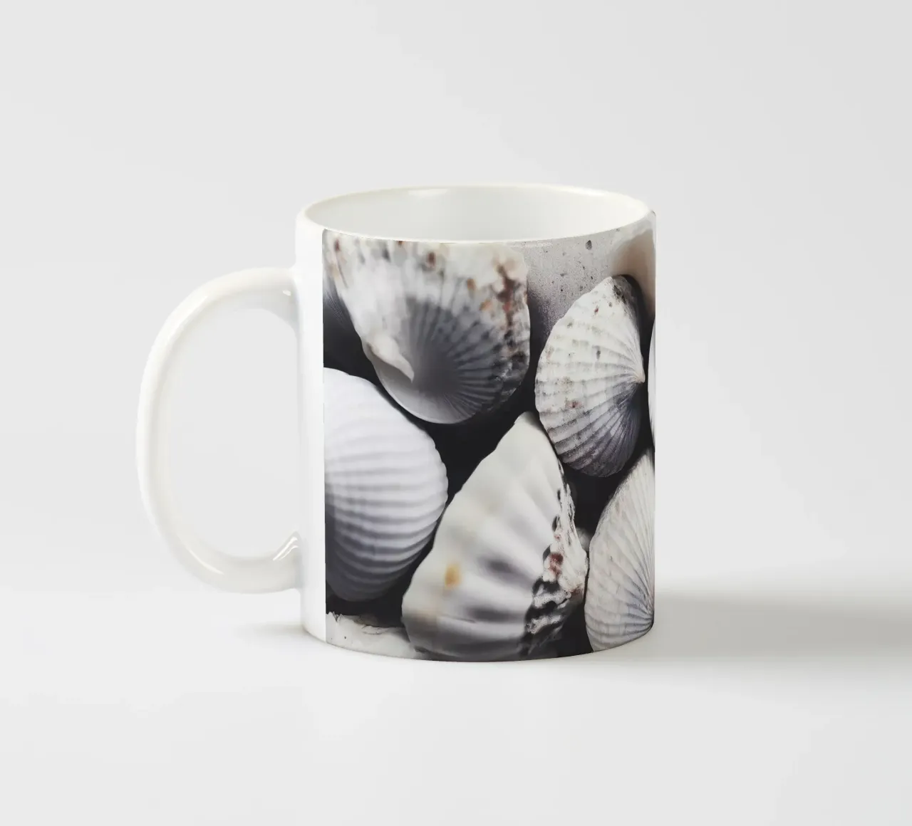 Shells On The Beach Keramik Tasse von treechild