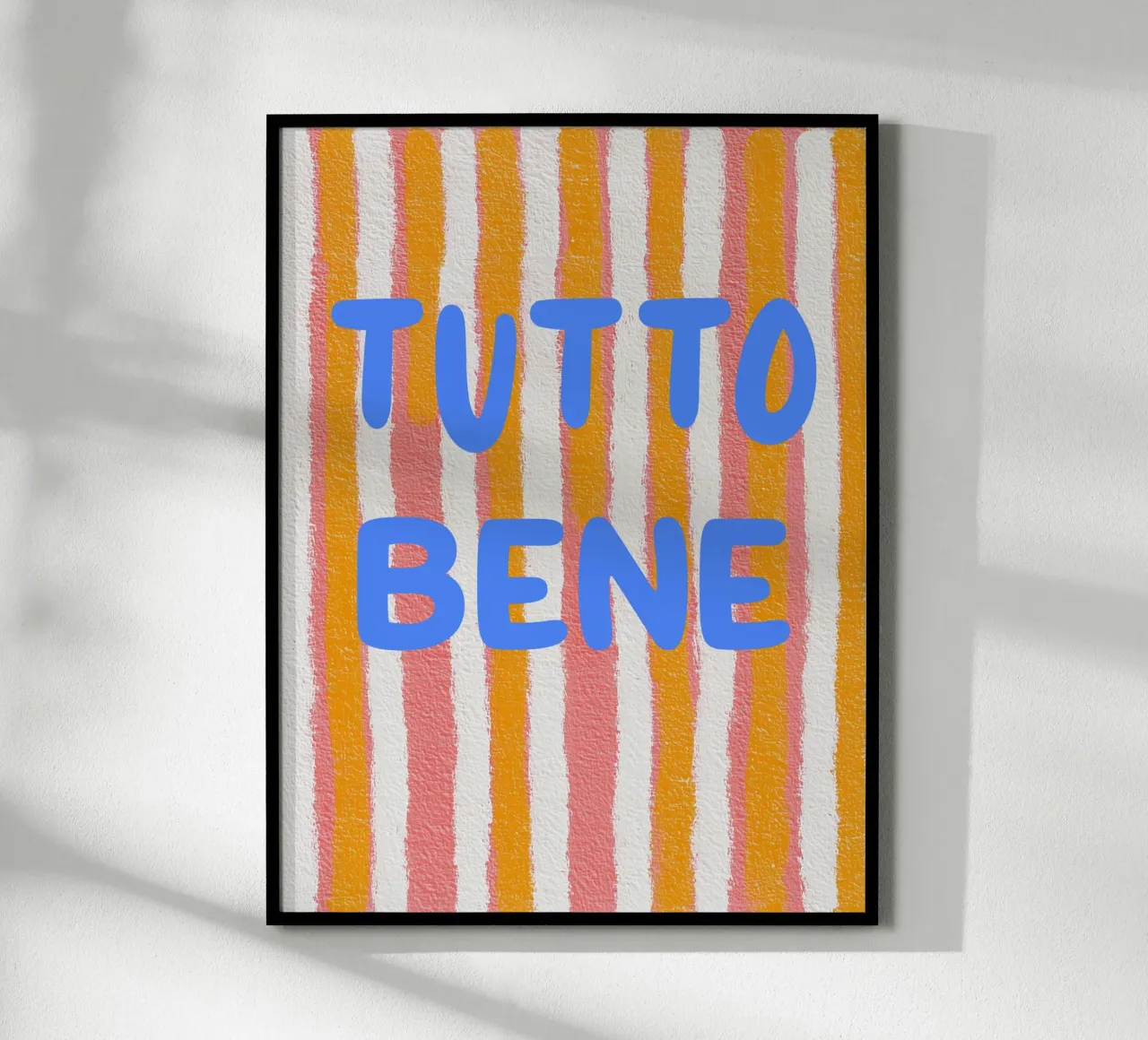 Sommerliche Tutto Bene-Vibes Poster mit Holzrahmen von Carinaprint