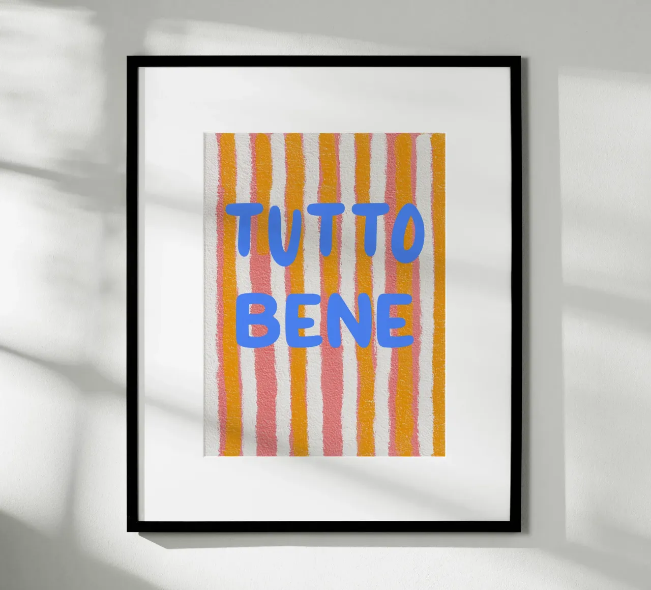 Sommerliche Tutto Bene-Vibes Poster mit Holzrahmen von Carinaprint