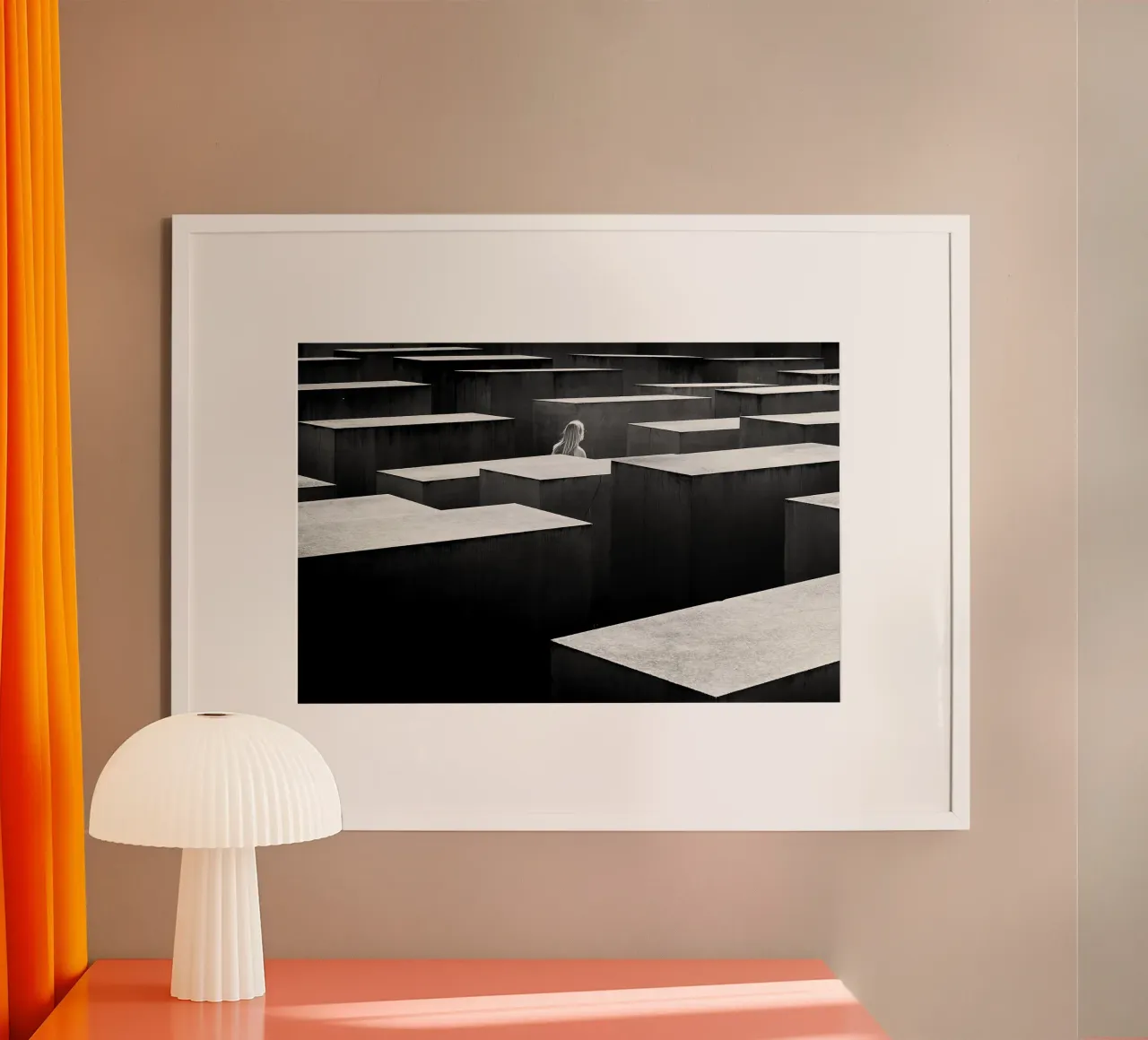 Between Silence – Berlin Mahnmal II poster con telaio in alluminio da Thilo Grøsch