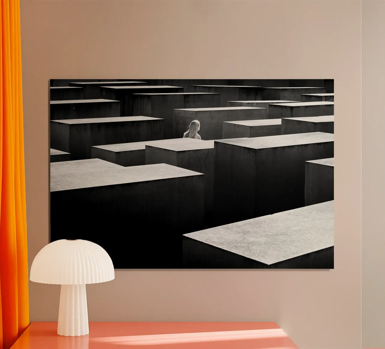 Between Silence – Berlin Mahnmal II poster con telaio in alluminio da Thilo Grøsch