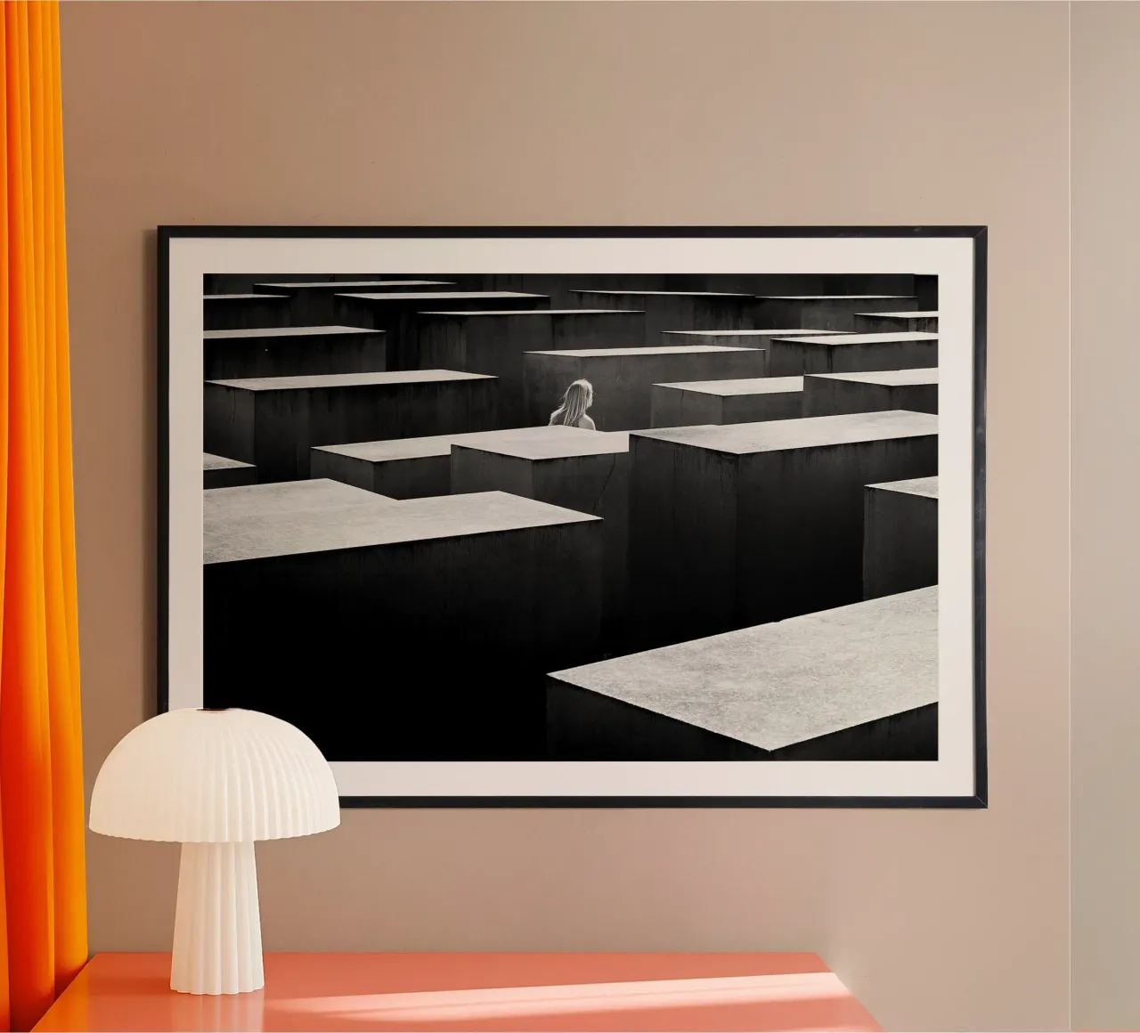 Between Silence – Berlin Mahnmal II poster con telaio in alluminio da Thilo Grøsch