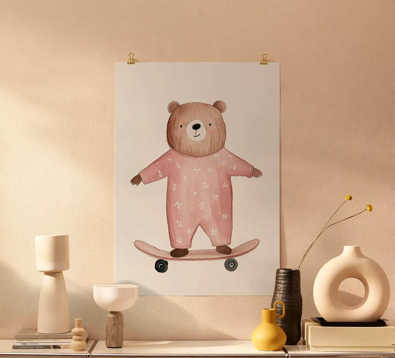 Orso su skateboard poster con telaio in legno da David Müller