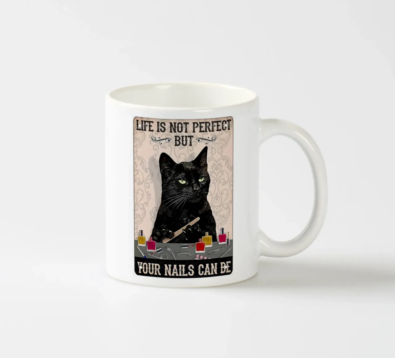 La vita non è perfetta, ma le unghie possono esserlo tazza in ceramica da Arjun
