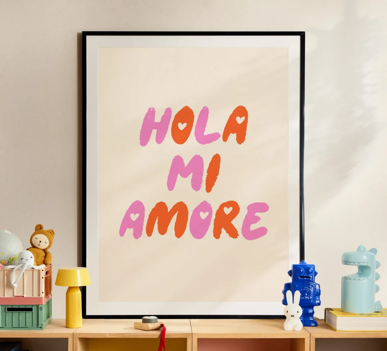 Hola mi amore poster con telaio in alluminio da dericktype