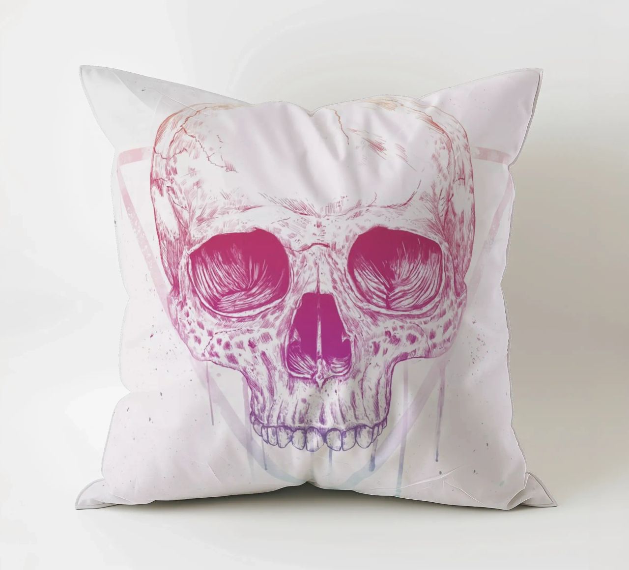 Skull in a triangle cuscino da Balazs Solti