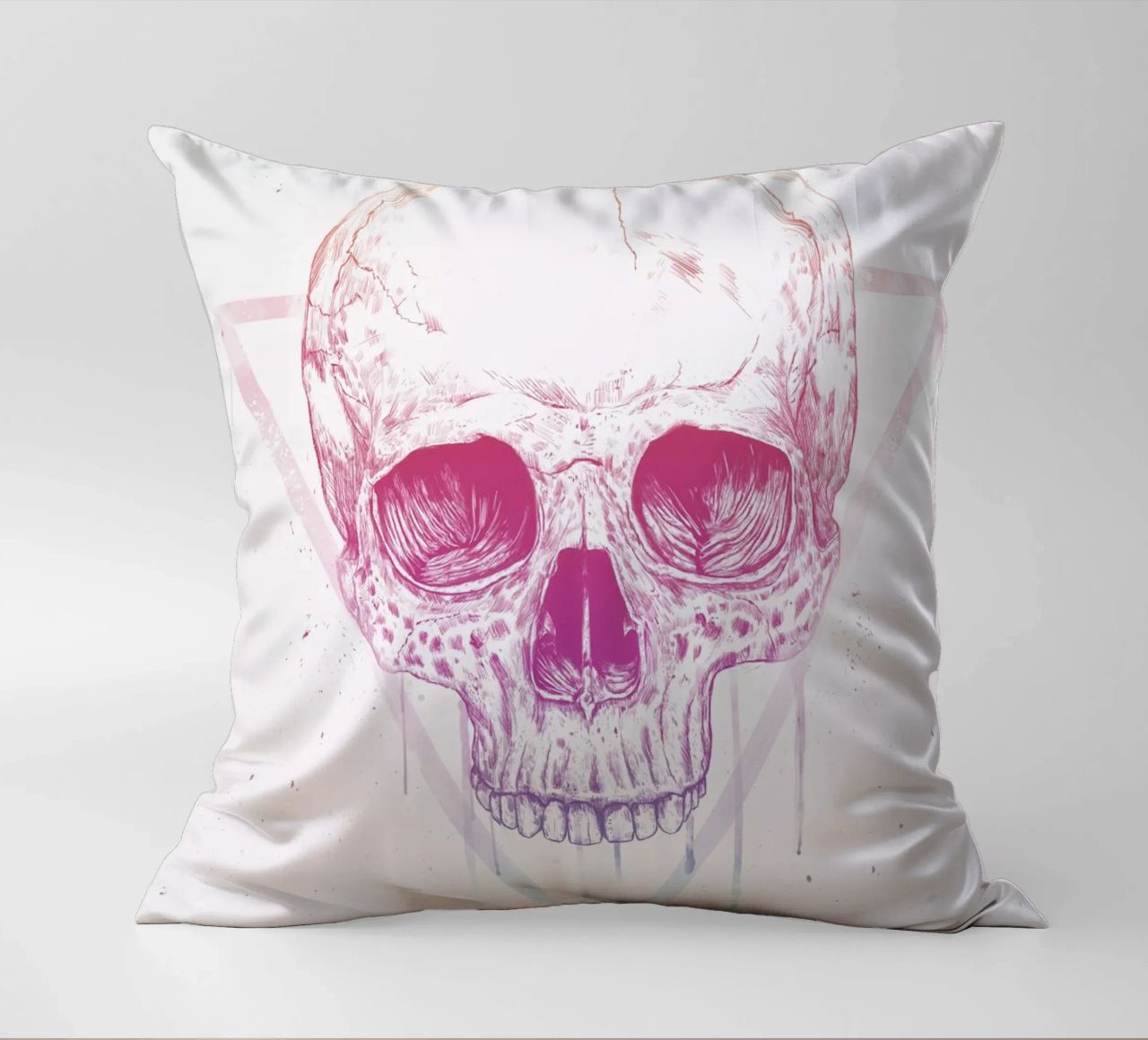 Skull in a triangle cuscino da Balazs Solti