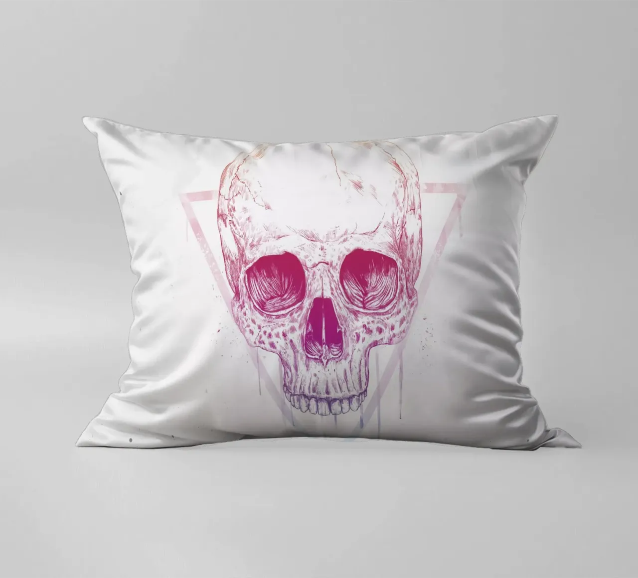 Skull in a triangle Kissen von Balazs Solti