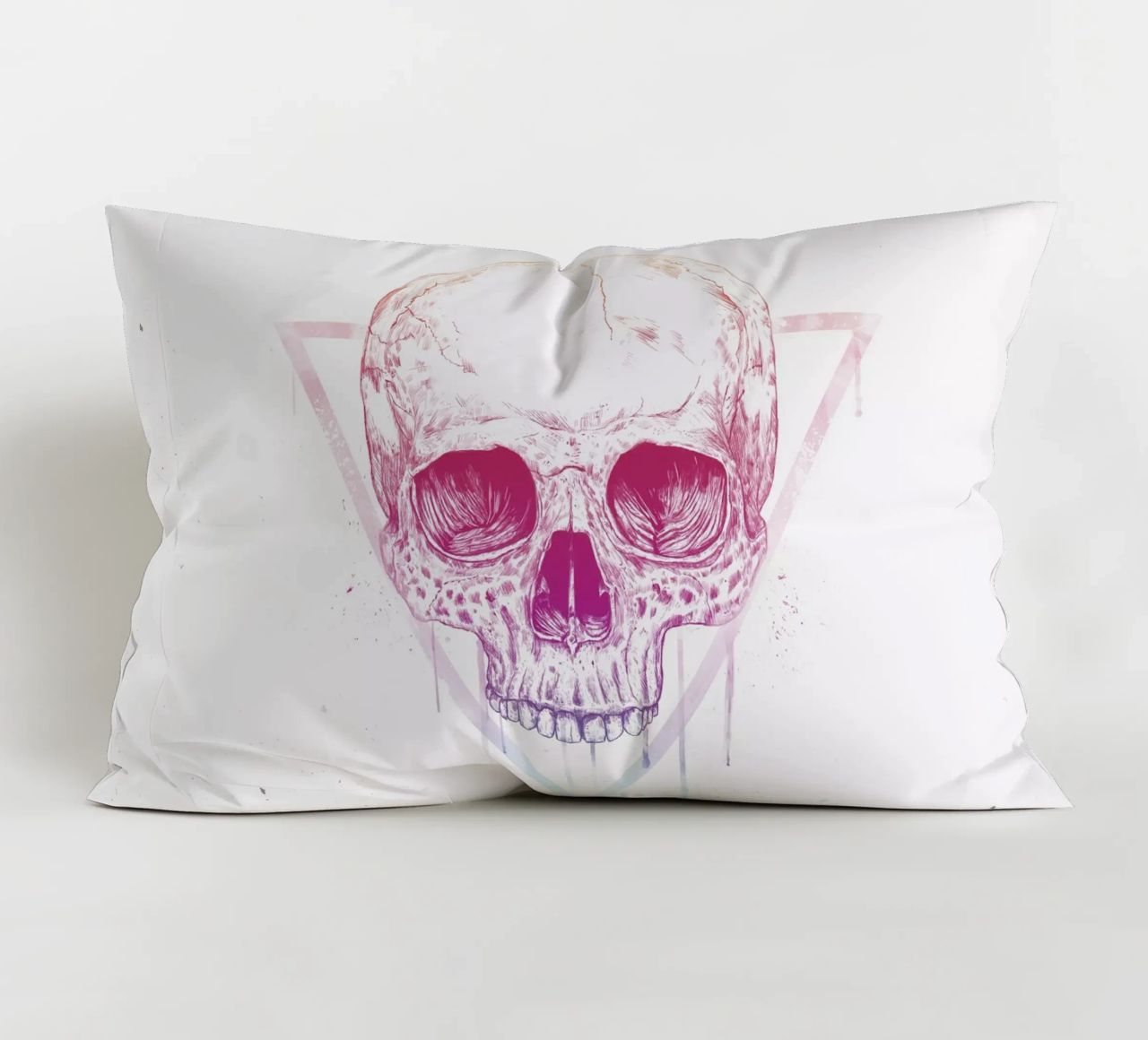 Skull in a triangle cuscino da Balazs Solti