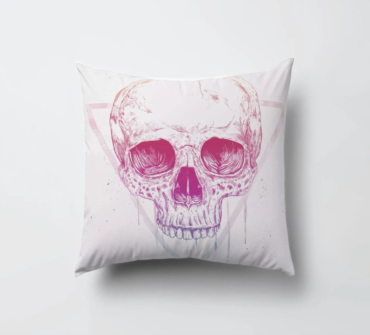 Skull in a triangle cuscino da Balazs Solti