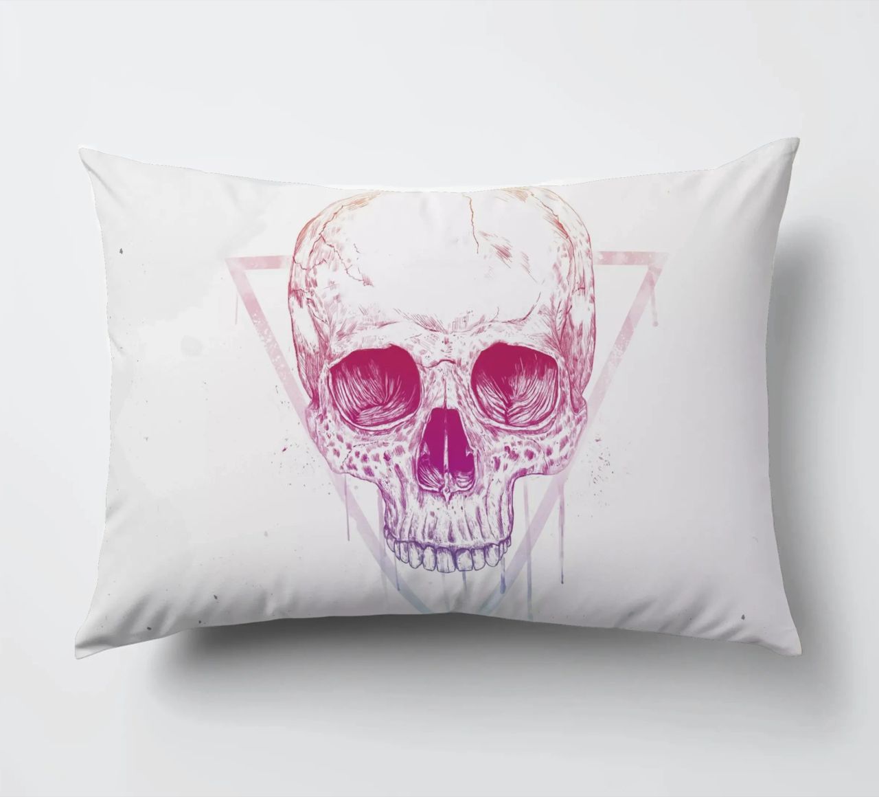 Skull in a triangle cuscino da Balazs Solti