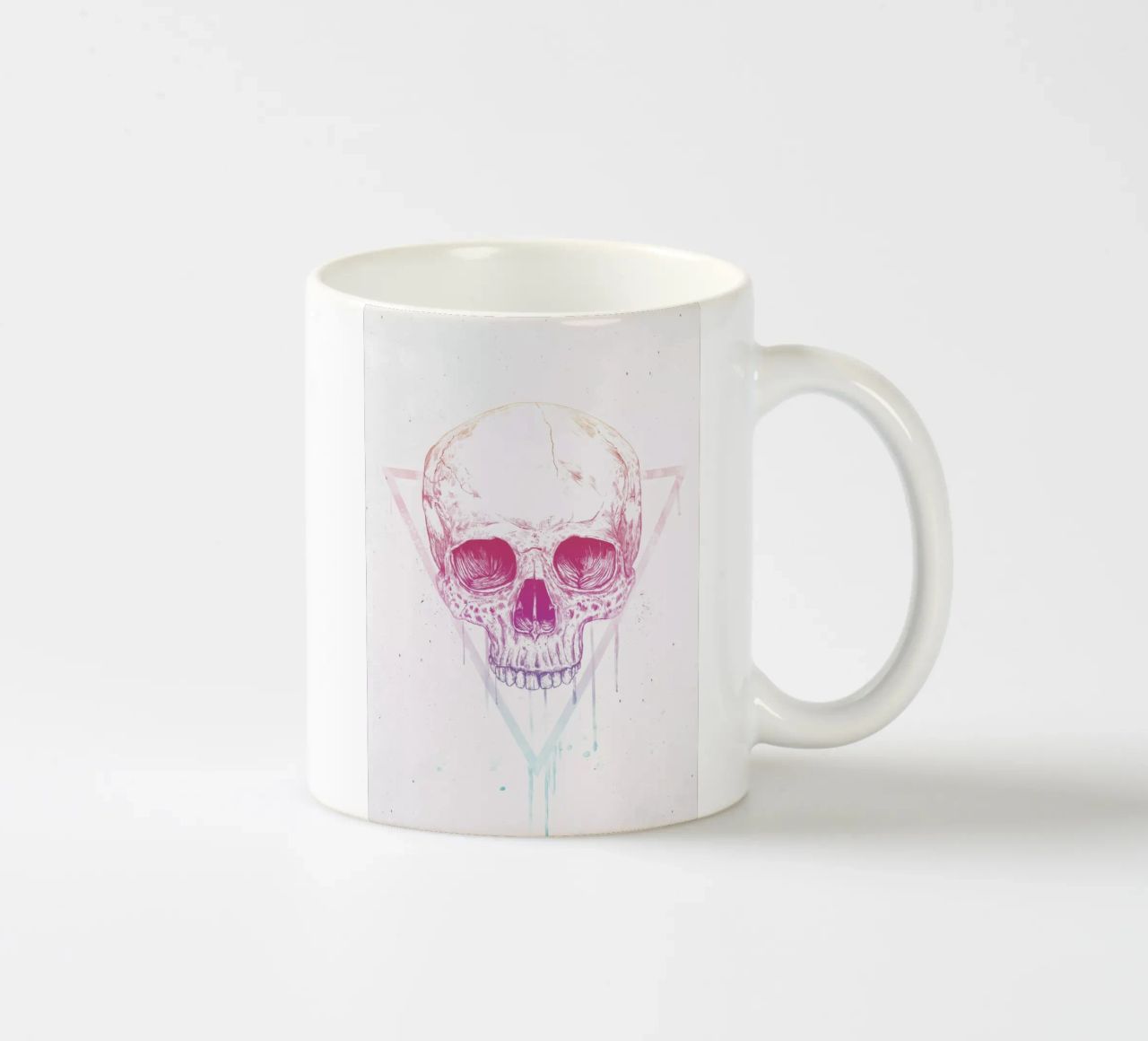 Skull in a triangle tazza in ceramica da Balazs Solti