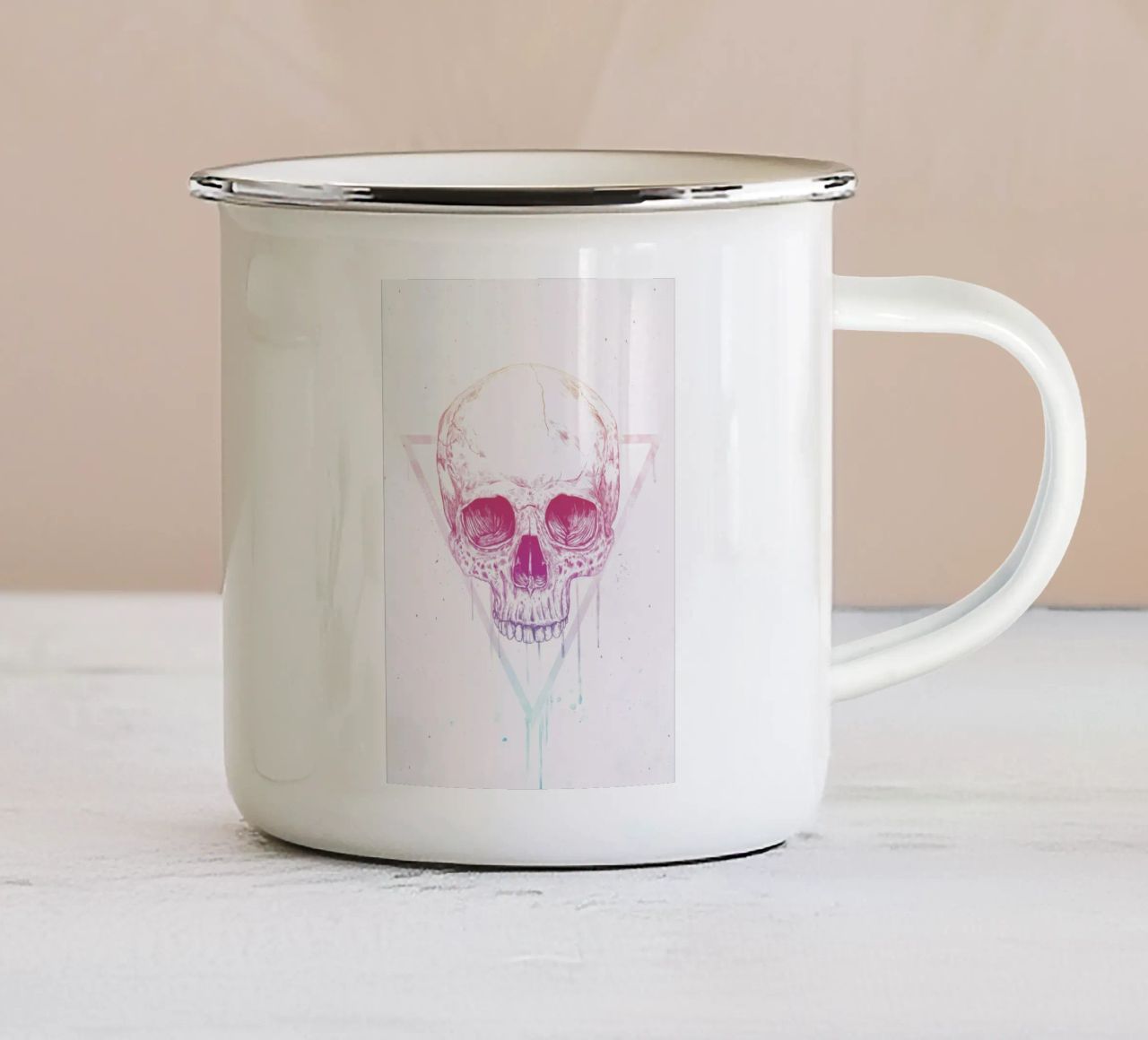 Skull in a triangle tazza in smalto da Balazs Solti