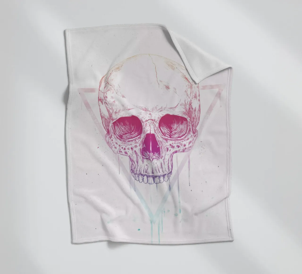 Skull in a triangle coperta in pile da Balazs Solti