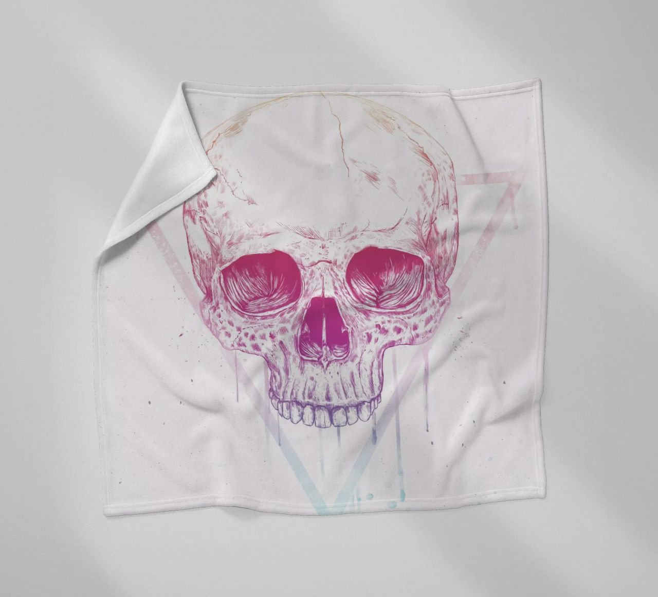 Skull in a triangle coperta in pile da Balazs Solti