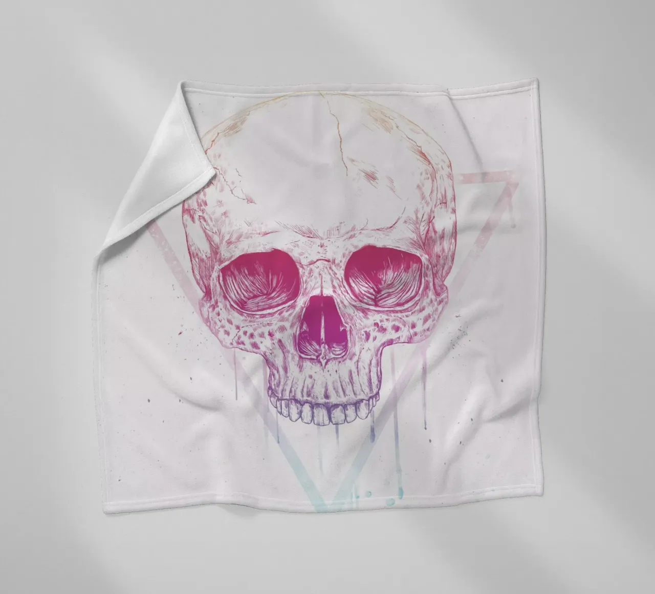 Skull in a triangle coperta in pile da Balazs Solti