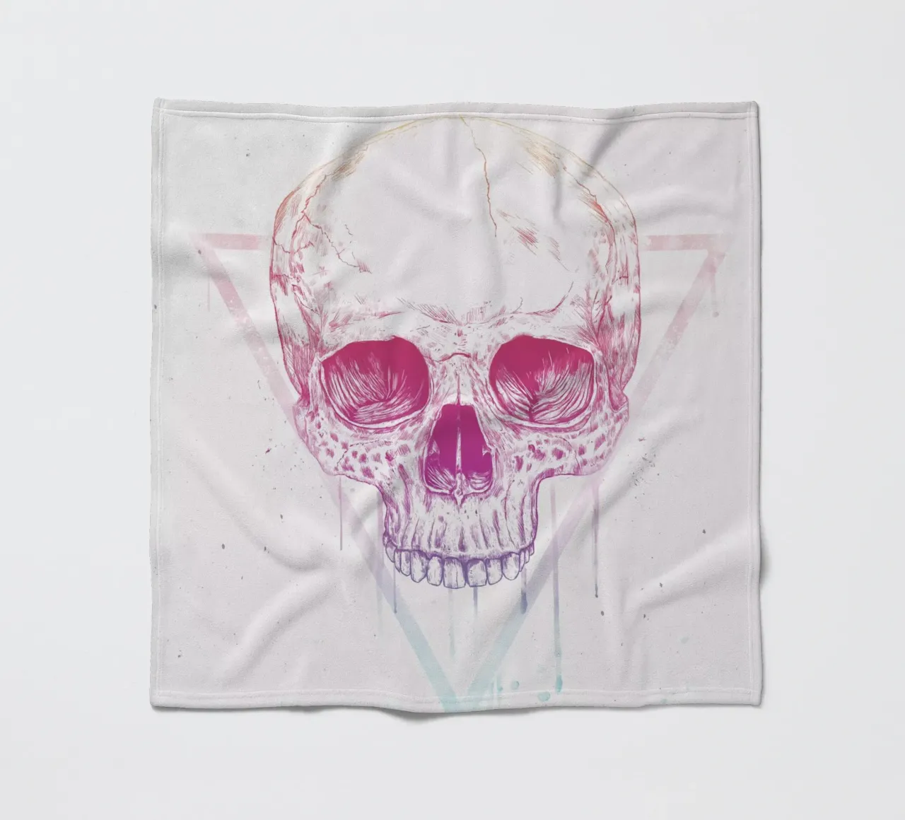 Skull in a triangle coperta in pile da Balazs Solti