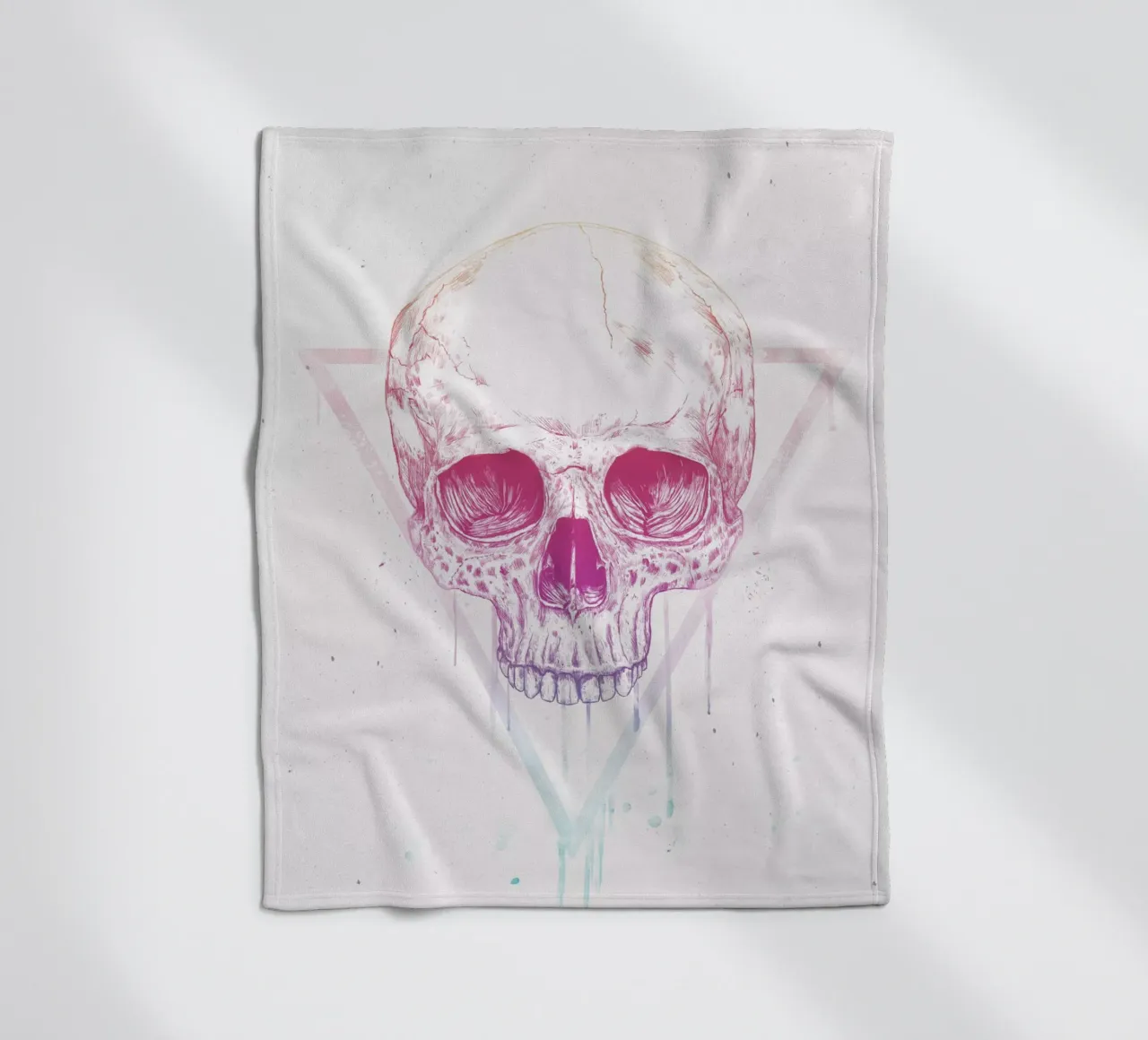 Skull in a triangle coperta in pile da Balazs Solti