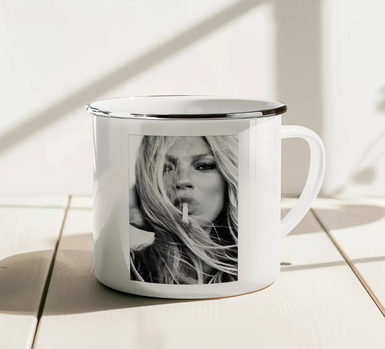 Kate Moss fumo d'annata tazza in smalto da Klia M_Art