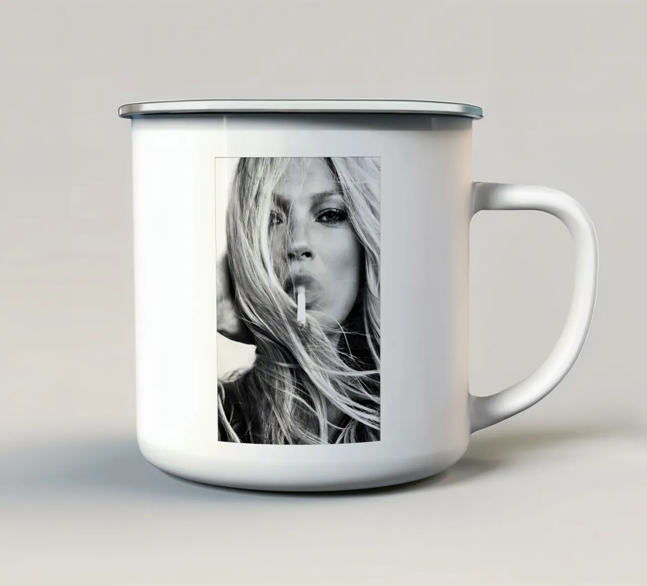 Kate Moss fumo d'annata tazza in smalto da Klia M_Art