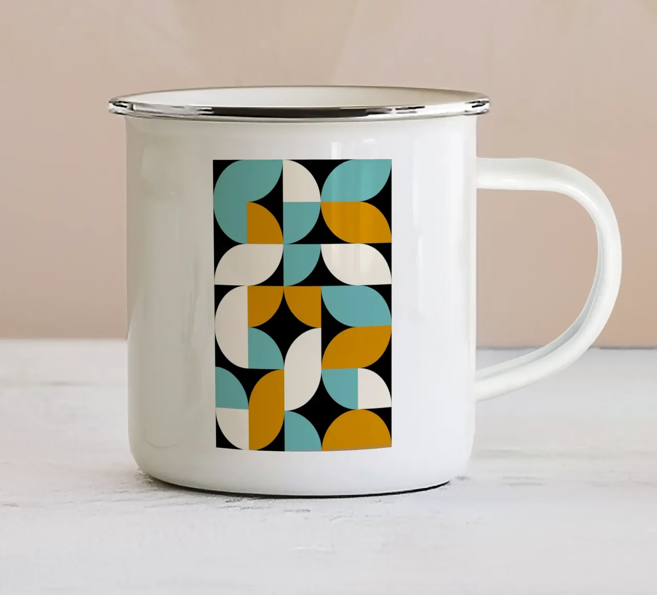 Forme blu e dorate tazza in smalto da Mariel Toigo