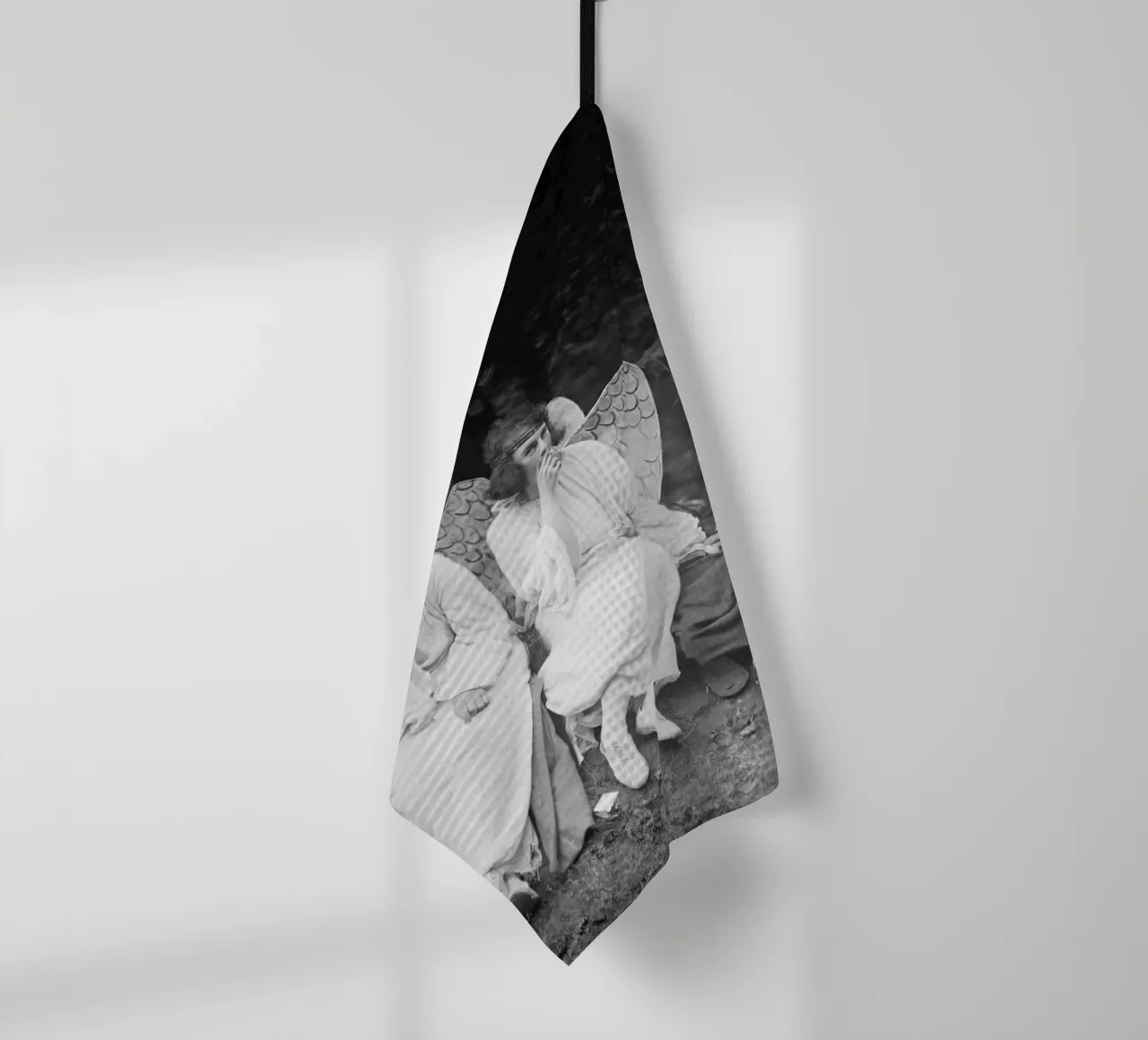 Anges fumant des cigarettes, photo ancienne en noir et blanc torchon de Vibrant Vintage Prints