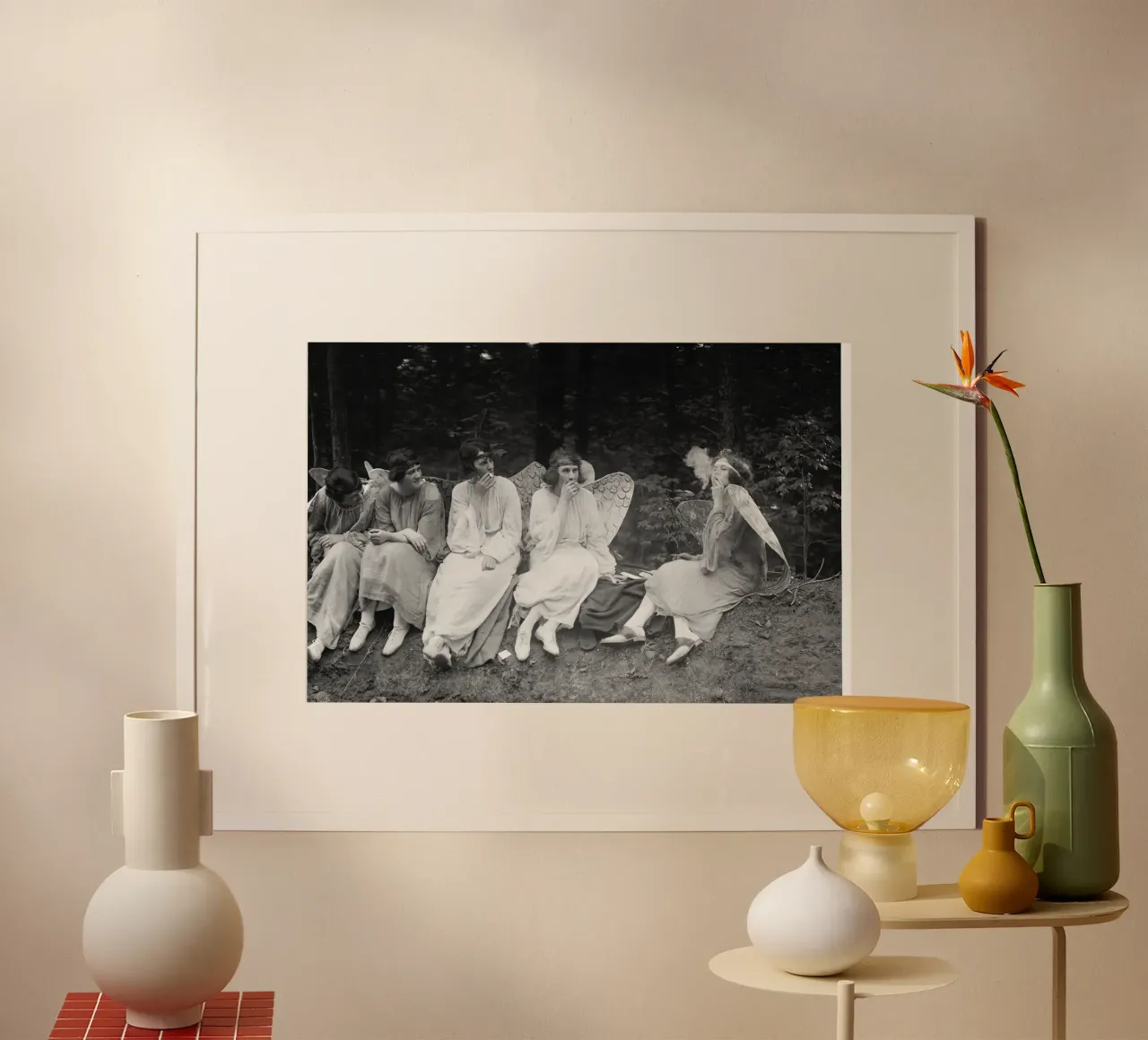 Anges fumant des cigarettes, photo ancienne en noir et blanc poster de Vibrant Vintage Prints