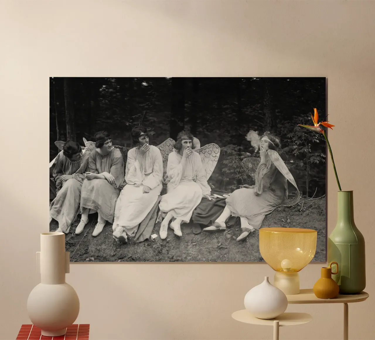 Anges fumant des cigarettes, photo ancienne en noir et blanc poster de Vibrant Vintage Prints