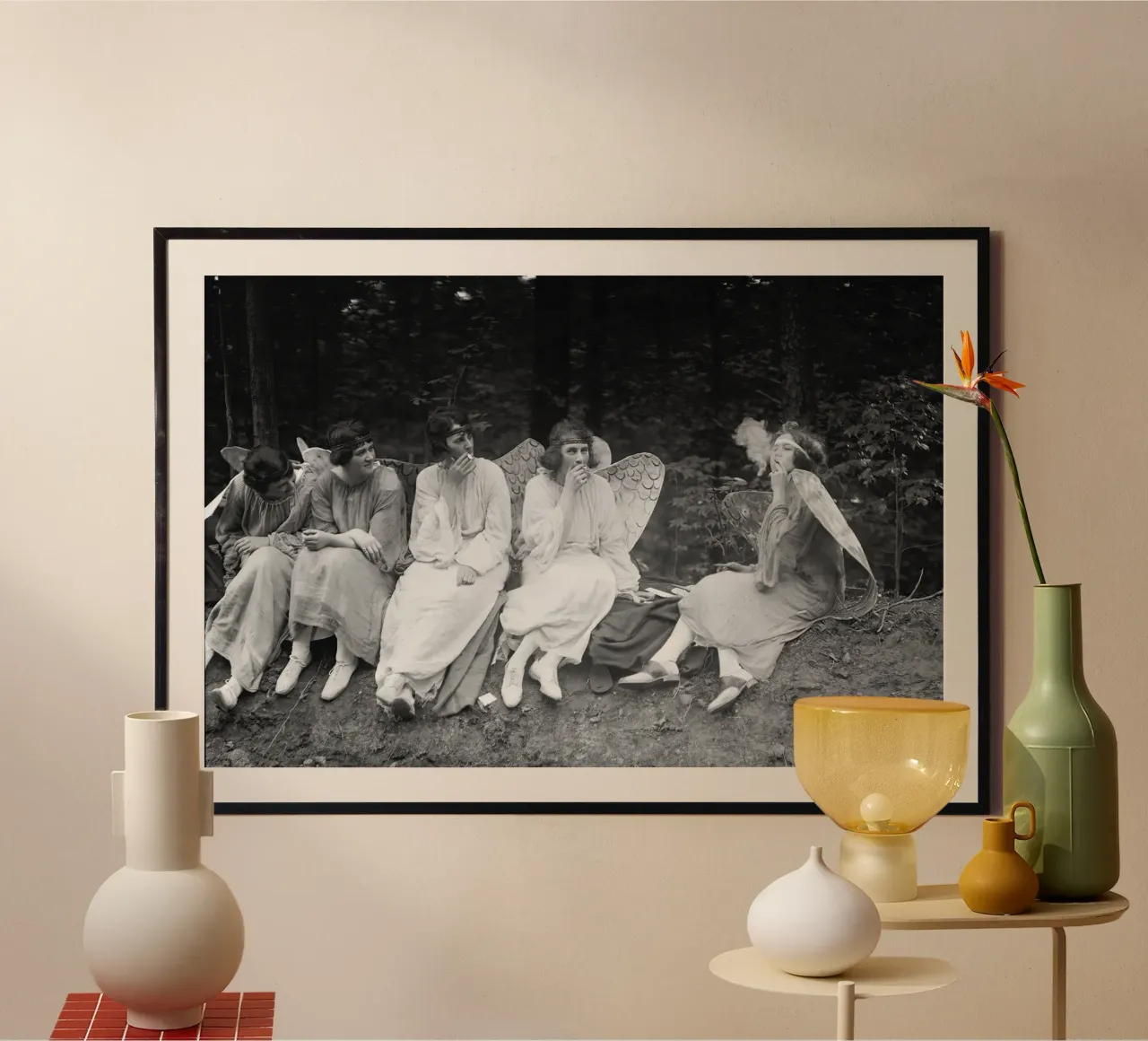 Anges fumant des cigarettes, photo ancienne en noir et blanc poster de Vibrant Vintage Prints