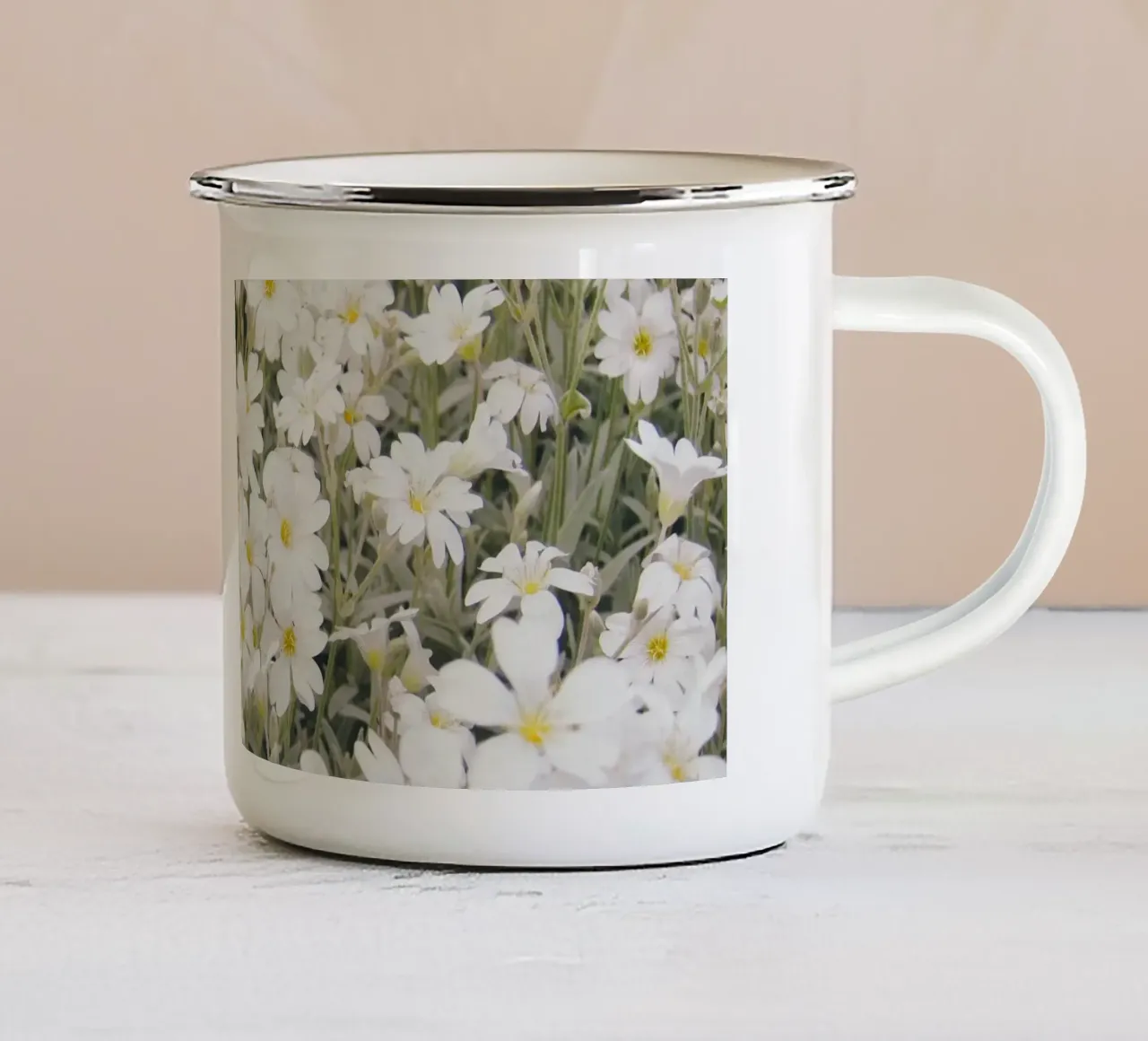 Festa dei fiori tazza in smalto da Cassia Beck Photography