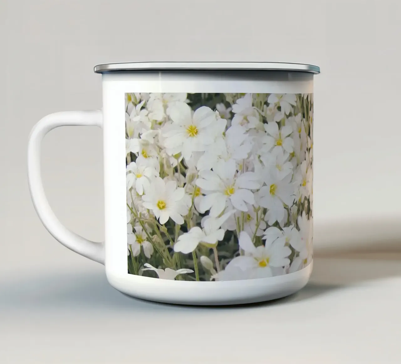 Festa dei fiori tazza in smalto da Cassia Beck Photography